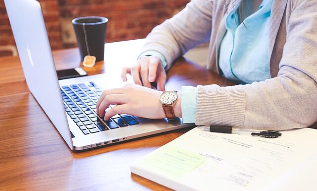 Jaki rodzaj komunikacji charakteryzuje public relations?