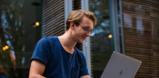 student it z laptopem